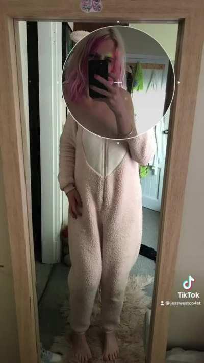 Want to see whats under my onsie 👻jenifarq369
