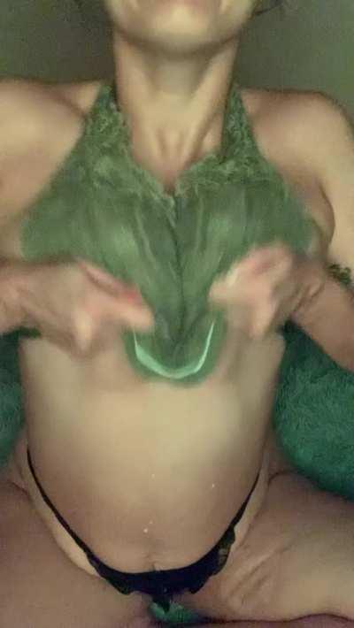 Watch me bounce my tits and leave a titty drop for you(OC)(f25) 💕🌙