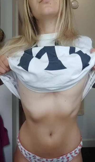 American sports suck but the t shirts hide my tittys well 🇸🇪😜 [F]